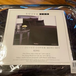 Soft velvet duvet in deep purple